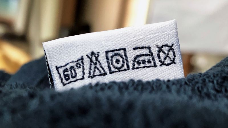 Pictogrammes sur les étiquettes de vêtements : que veulent-ils dire ?