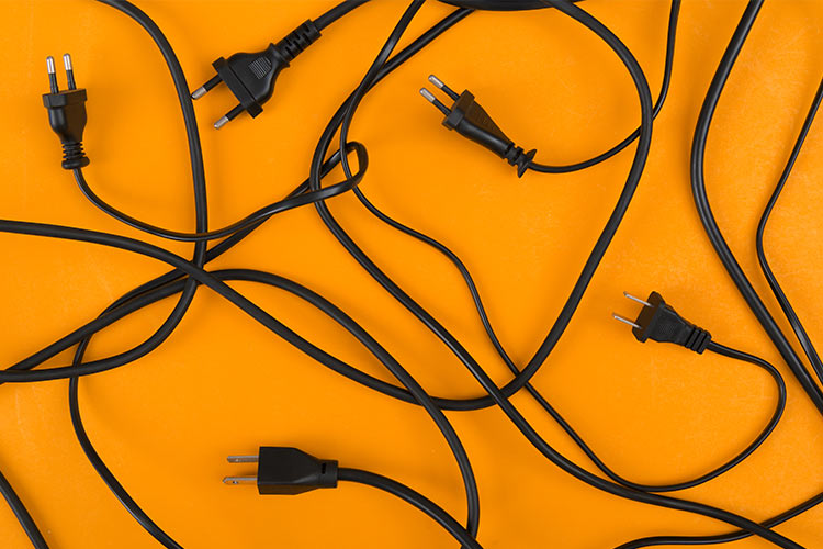 10 astuces géniales pour cacher les fils électriques qui traînent